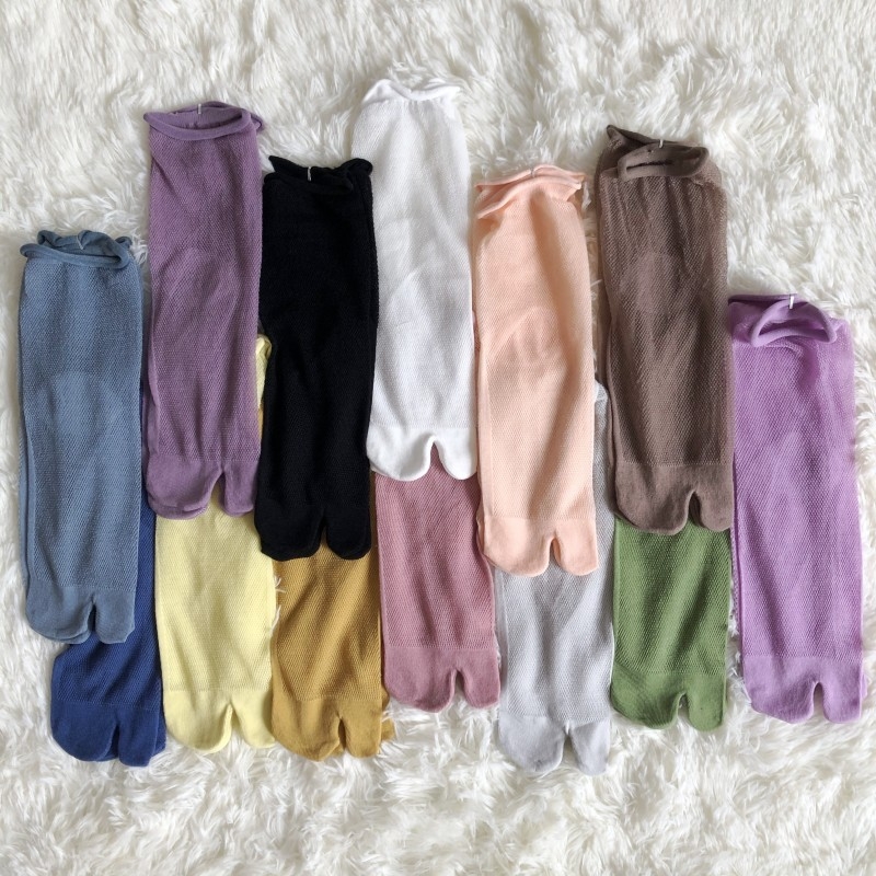 Șosete tabi cu degete separate - tricot plasat, design decupat, bumbac combed respirabil (70–80%), lungime medie