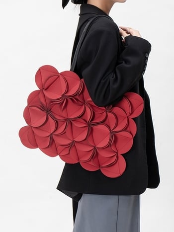 Geantă Tote cu design floral tridimensional, material diving cloth, închidere cu fermoar, buzunar intern pentru telefon, curele duble