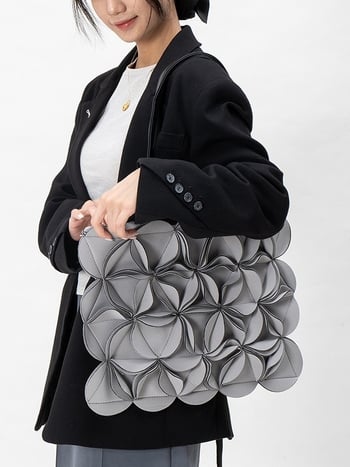 Geantă Tote cu design floral tridimensional, material diving cloth, închidere cu fermoar, buzunar intern pentru telefon, curele duble