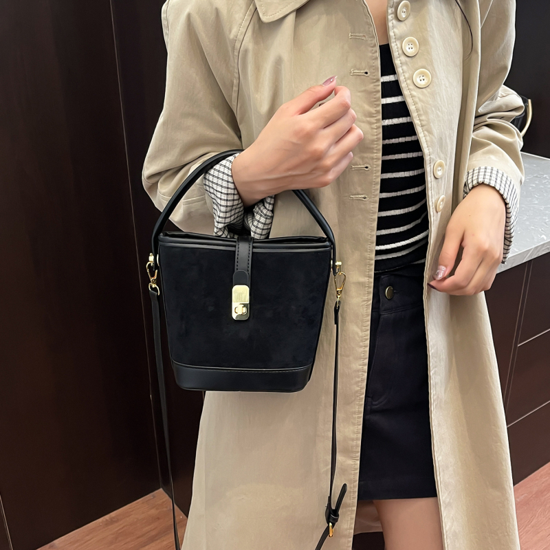 Ženska bucket crossbody torba, mala veličina, zatvaranje na zip, podstava poliester, forma bucket, jedna naramenica