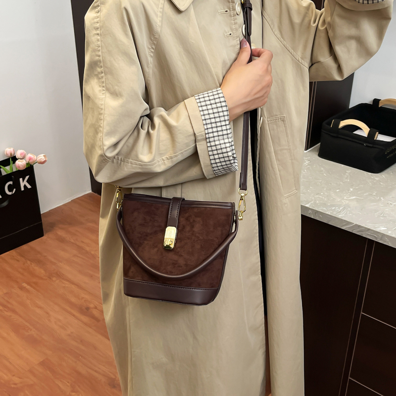 Ženska bucket crossbody torba, mala veličina, zatvaranje na zip, podstava poliester, forma bucket, jedna naramenica