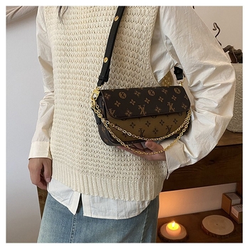 Ženska Crossbody torba od PU kože, vertikalni kvadratni oblik, zatvaranje kapom, džep sa zipom, proljeće 2024