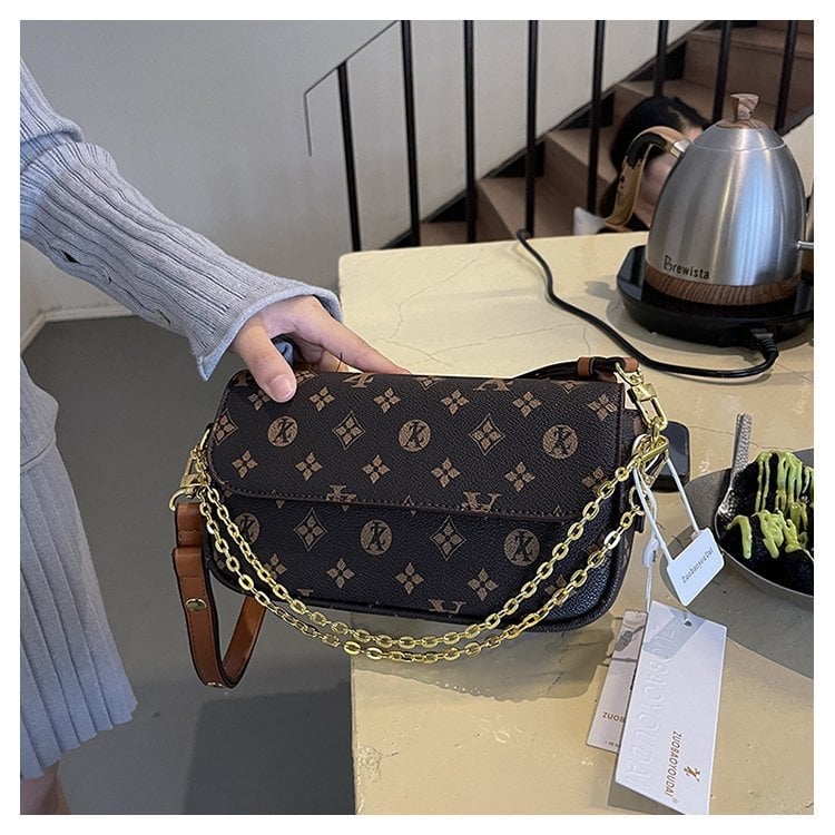 Ženska Crossbody torba od PU kože, vertikalni kvadratni oblik, zatvaranje kapom, džep sa zipom, proljeće 2024