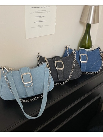 Denim baguette torbica s lančanim remenom, zatvaranjem na zip i pretincem za telefon