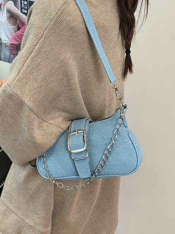 Denim baguette torbica s lančanim remenom, zatvaranjem na zip i pretincem za telefon
