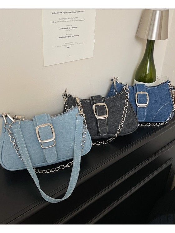 Denim baguette torbica s lančanim remenom, zatvaranjem na zip i pretincem za telefon