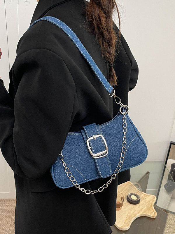 Denim baguette torbica s lančanim remenom, zatvaranjem na zip i pretincem za telefon