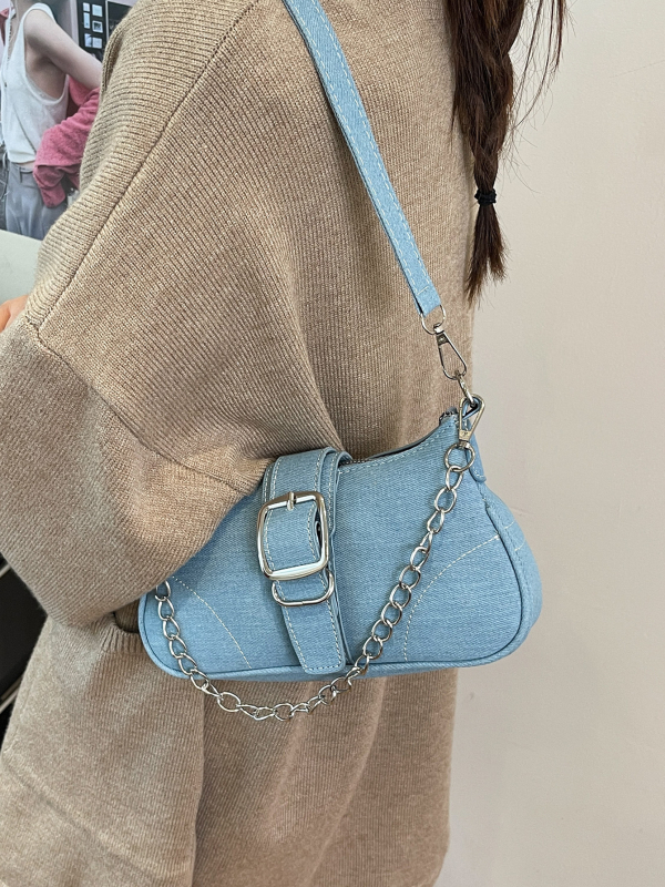 Denim baguette torbica s lančanim remenom, zatvaranjem na zip i pretincem za telefon