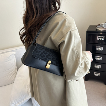 Ženska baguette underarm torba s leopard uzorkom i kontrastnim detaljima, PU materijal, poliester podloga, zatvaranje kapicom, unutarnji džepovi sa zipom i ID, jedna naramenica, jesen 2025