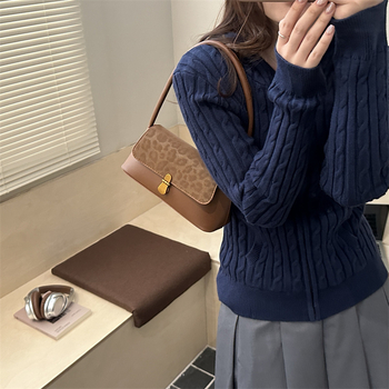 Ženska baguette underarm torba s leopard uzorkom i kontrastnim detaljima, PU materijal, poliester podloga, zatvaranje kapicom, unutarnji džepovi sa zipom i ID, jedna naramenica, jesen 2025