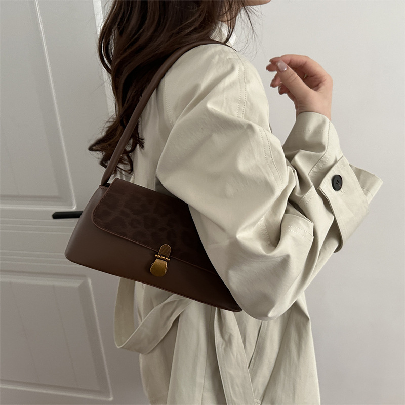 Ženska baguette underarm torba s leopard uzorkom i kontrastnim detaljima, PU materijal, poliester podloga, zatvaranje kapicom, unutarnji džepovi sa zipom i ID, jedna naramenica, jesen 2025