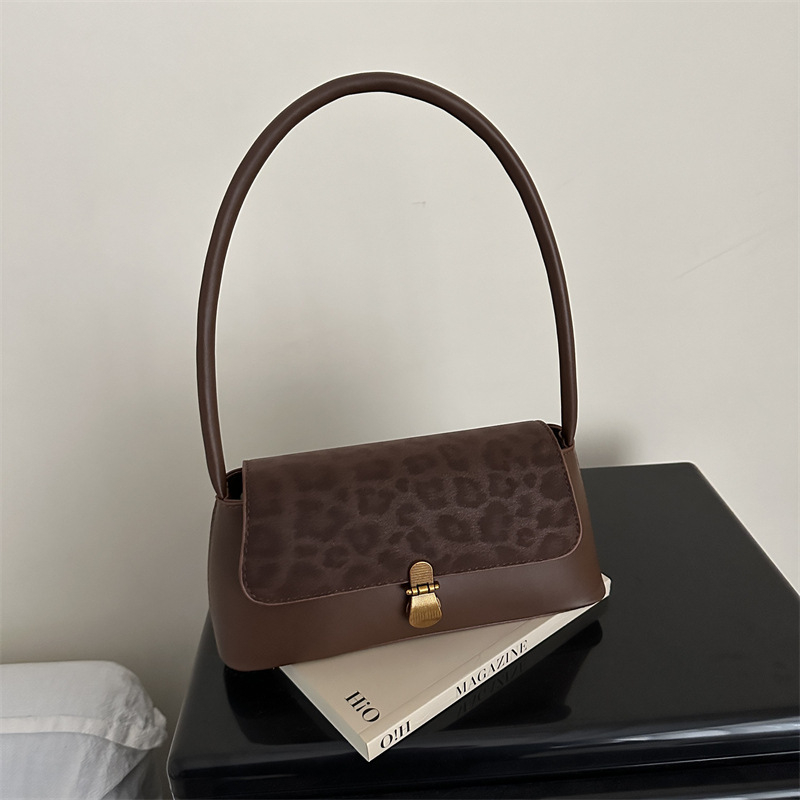 Ženska baguette underarm torba s leopard uzorkom i kontrastnim detaljima, PU materijal, poliester podloga, zatvaranje kapicom, unutarnji džepovi sa zipom i ID, jedna naramenica, jesen 2025