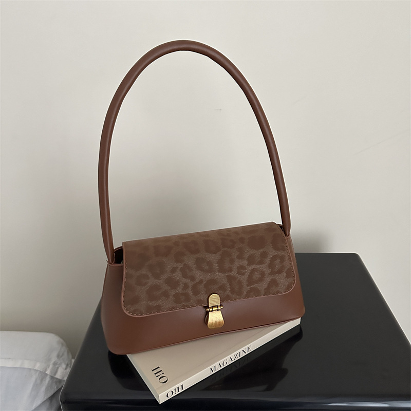 Ženska baguette underarm torba s leopard uzorkom i kontrastnim detaljima, PU materijal, poliester podloga, zatvaranje kapicom, unutarnji džepovi sa zipom i ID, jedna naramenica, jesen 2025