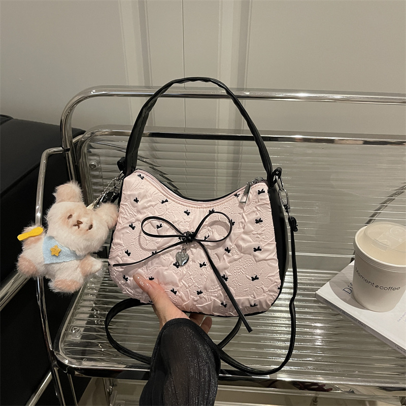 Crossbody torba s mašnicom, gradski stil, horizontalni kvadratni oblik, zatvaranje na zip, poliesterska podstava