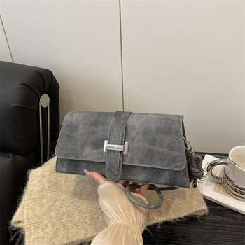 Ženska crossbody torba ispod pazuha, pravokutnog oblika, gradski minimalistički stil, poseban materijal, zatvaranje kapom