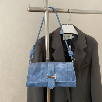 Ženska crossbody torba ispod pazuha, pravokutnog oblika, gradski minimalistički stil, poseban materijal, zatvaranje kapom