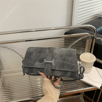 Ženska crossbody torba ispod pazuha, pravokutnog oblika, gradski minimalistički stil, poseban materijal, zatvaranje kapom