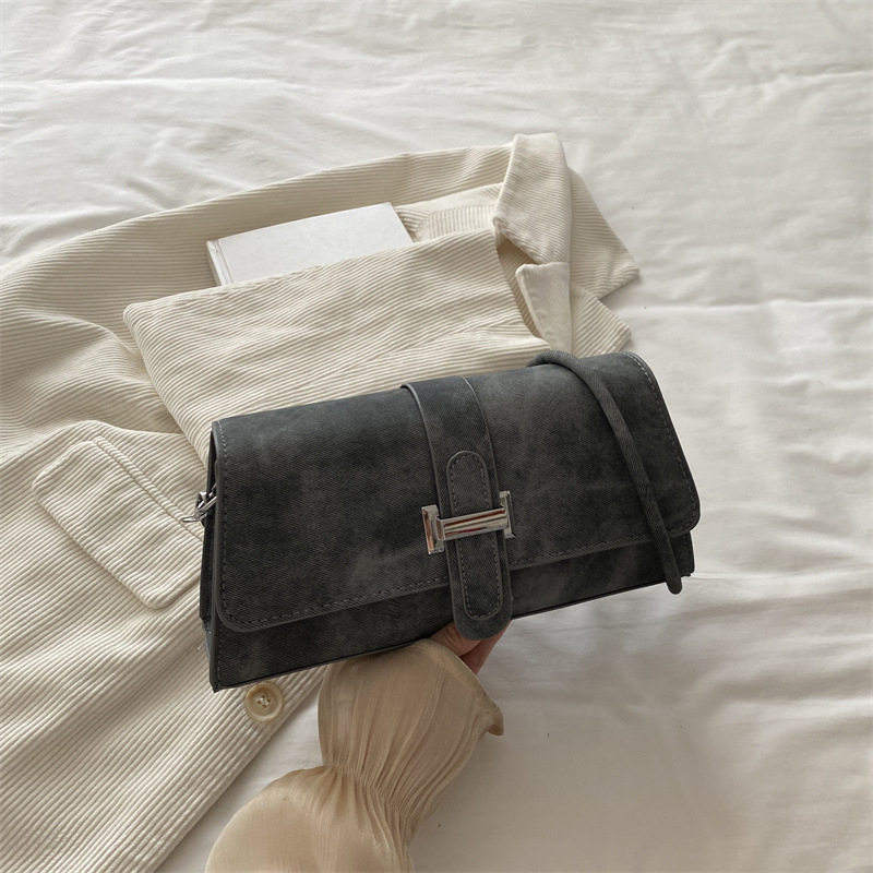 Ženska crossbody torba ispod pazuha, pravokutnog oblika, gradski minimalistički stil, poseban materijal, zatvaranje kapom