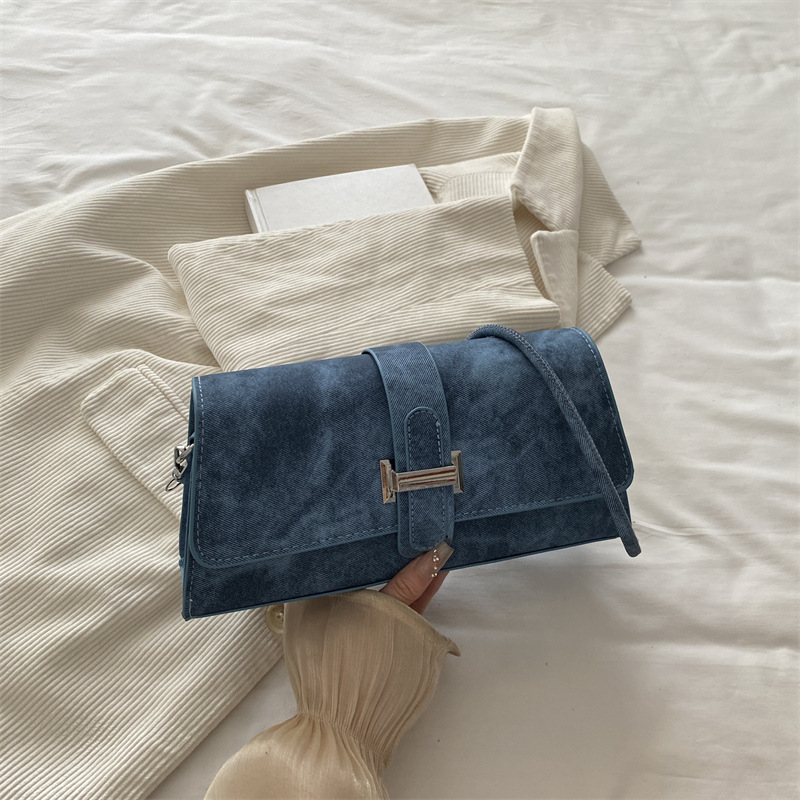 Ženska crossbody torba ispod pazuha, pravokutnog oblika, gradski minimalistički stil, poseban materijal, zatvaranje kapom