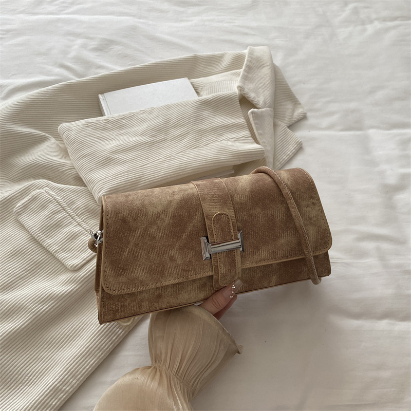 Ženska crossbody torba ispod pazuha, pravokutnog oblika, gradski minimalistički stil, poseban materijal, zatvaranje kapom