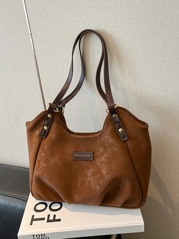 Semiš tote torba s zatvaračem na zip, laminirana unutarnja džep na zip, horizontalni kvadratni oblik, jedna naramenica.