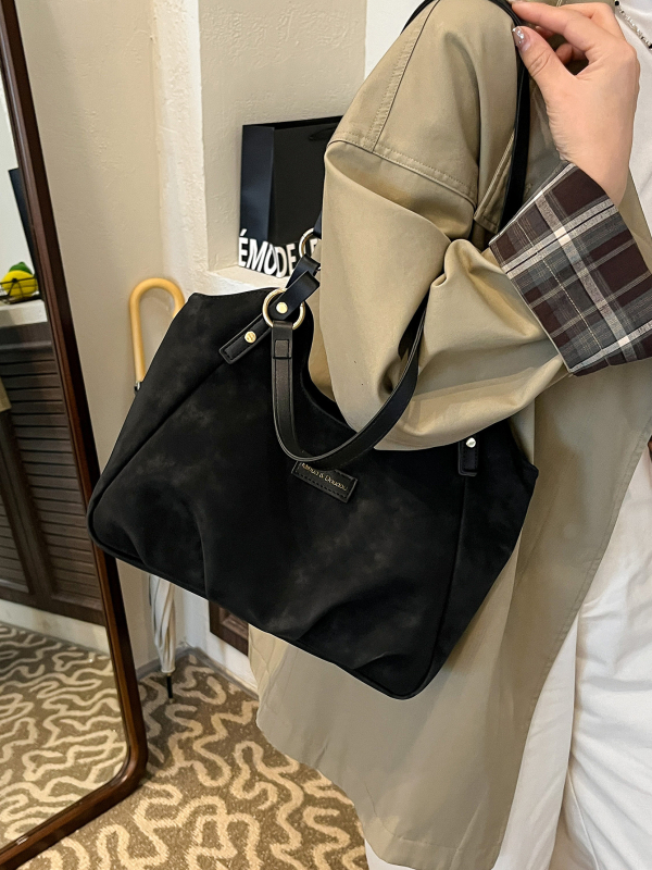 Semiš tote torba s zatvaračem na zip, laminirana unutarnja džep na zip, horizontalni kvadratni oblik, jedna naramenica.