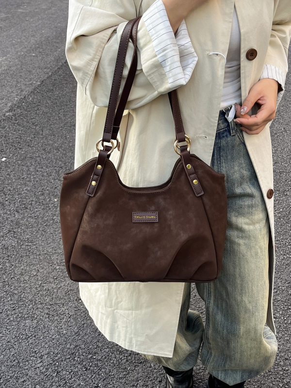 Semiš tote torba s zatvaračem na zip, laminirana unutarnja džep na zip, horizontalni kvadratni oblik, jedna naramenica.