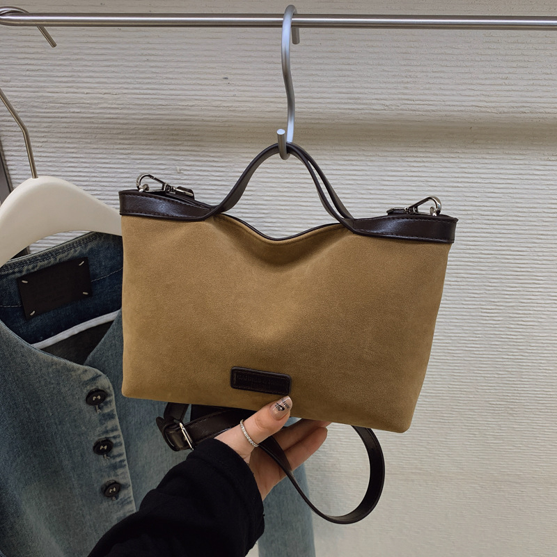 Retro torba preko ramena velike kapacitete, PU materijal, vodoravni kvadratni oblik, zatvaranje zipom, podstava od poliestera