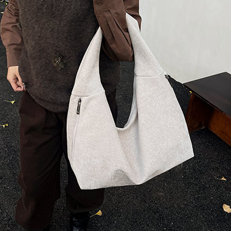 Tote torba: Suede koža; Jastuk oblik; 3D vanjski dio; Zip otvaranje; Unutarnji džep s zipom i džep za dokumente