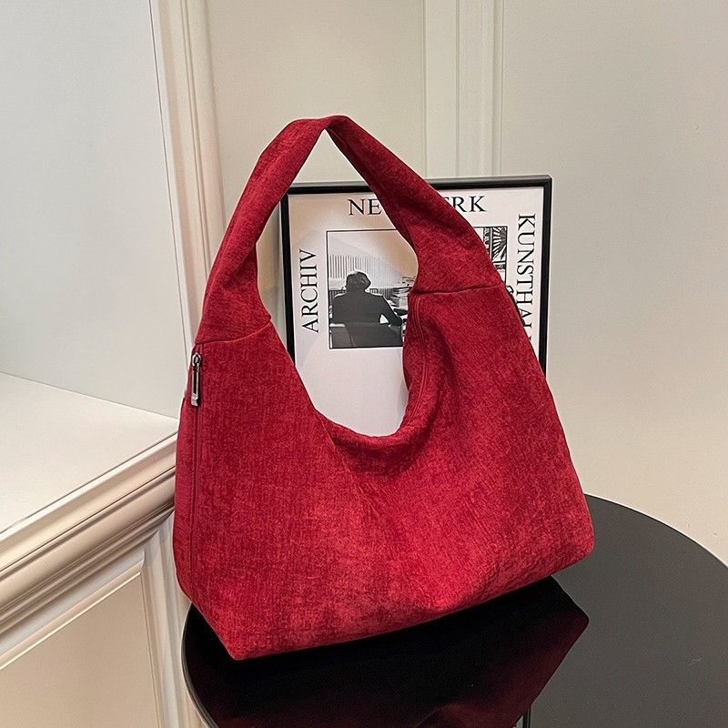 Tote torba: Suede koža; Jastuk oblik; 3D vanjski dio; Zip otvaranje; Unutarnji džep s zipom i džep za dokumente