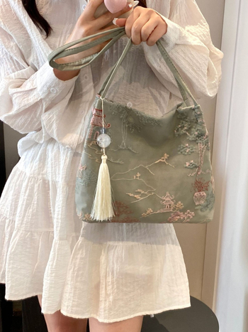 Gradska torbica od svile za rame sa magnetskim zatvaranjem, horizontalno kvadratni oblik, džep na zip i džep za mobitel te džep za identifikacijsku kartu