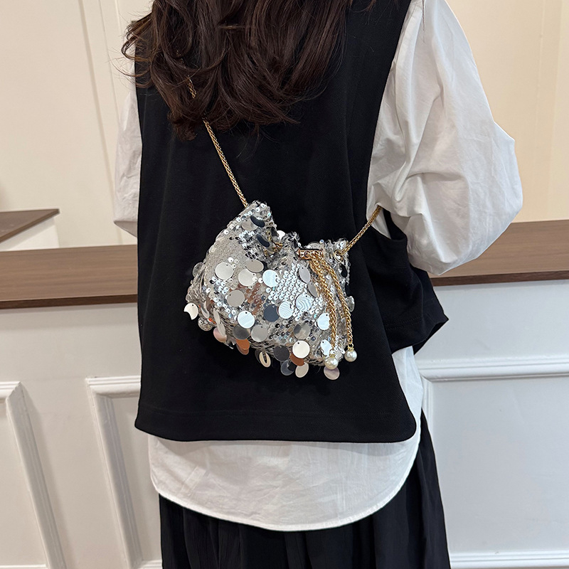 Lančana torbica košarica s šljokicama, gradski minimalistički stil, zatvaranje šnuraljem, horizontalni četverokutni oblik, trodimenzionalni dizajn