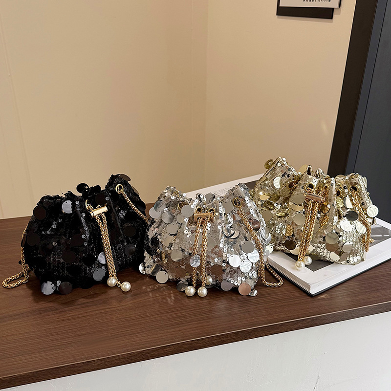 Lančana torbica košarica s šljokicama, gradski minimalistički stil, zatvaranje šnuraljem, horizontalni četverokutni oblik, trodimenzionalni dizajn