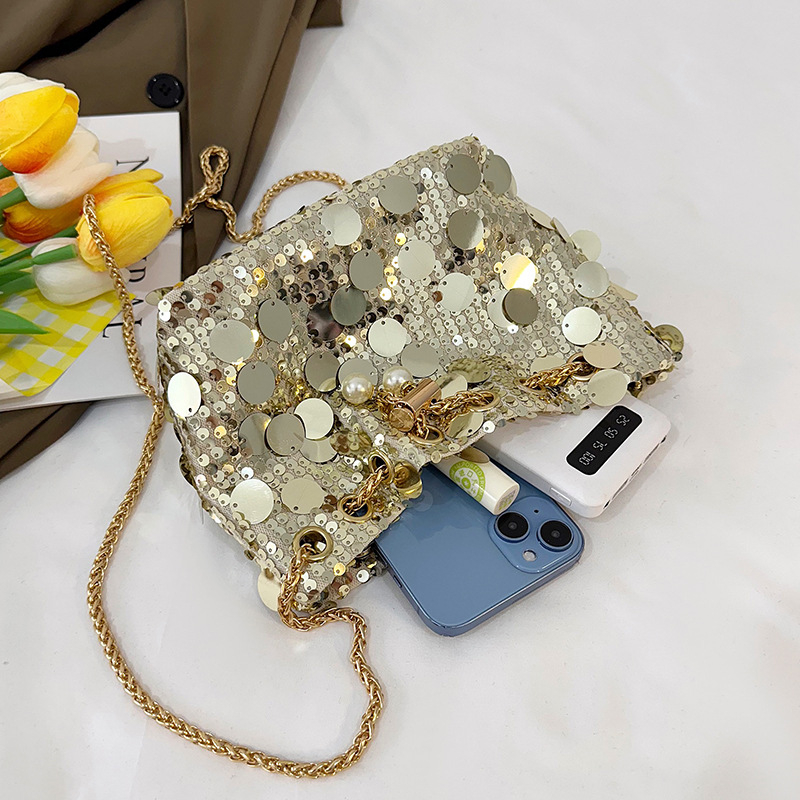 Lančana torbica košarica s šljokicama, gradski minimalistički stil, zatvaranje šnuraljem, horizontalni četverokutni oblik, trodimenzionalni dizajn