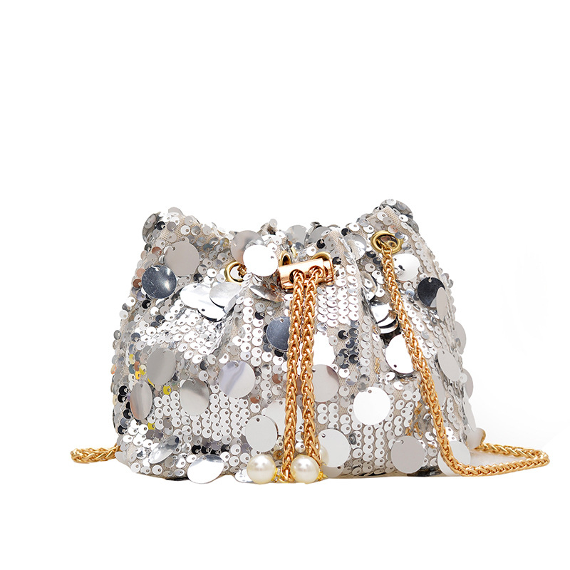 Lančana torbica košarica s šljokicama, gradski minimalistički stil, zatvaranje šnuraljem, horizontalni četverokutni oblik, trodimenzionalni dizajn