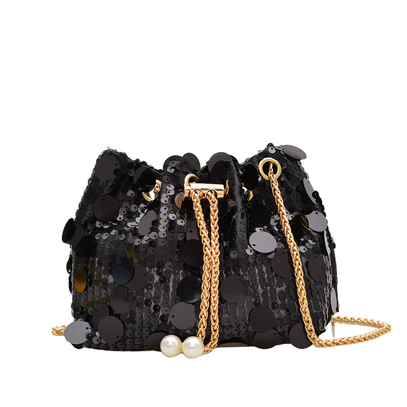 Lančana torbica košarica s šljokicama, gradski minimalistički stil, zatvaranje šnuraljem, horizontalni četverokutni oblik, trodimenzionalni dizajn