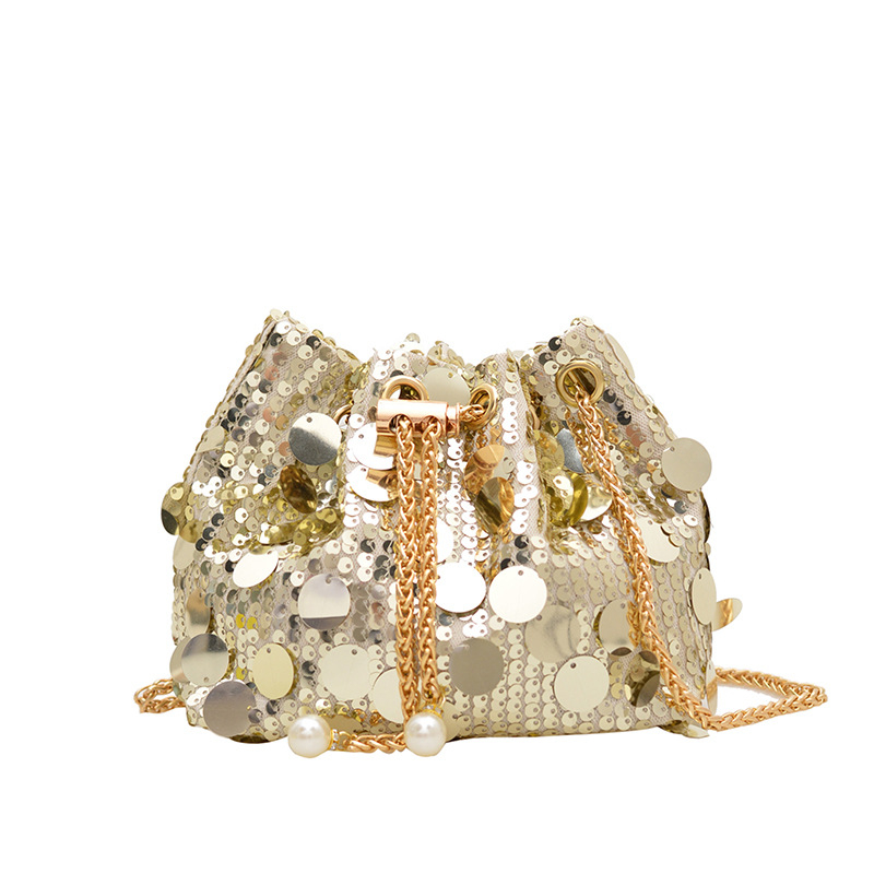 Lančana torbica košarica s šljokicama, gradski minimalistički stil, zatvaranje šnuraljem, horizontalni četverokutni oblik, trodimenzionalni dizajn