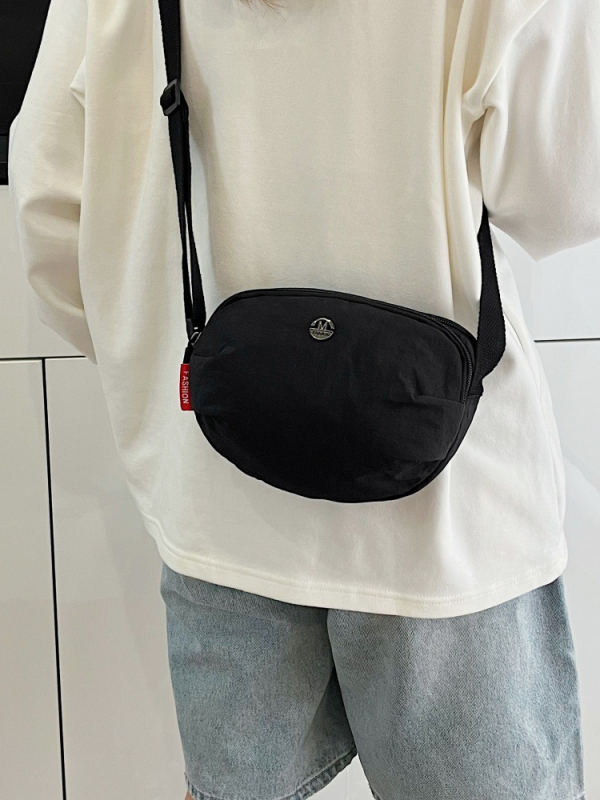 Najlon torbica za crossbody, street-fashion stil, dumpling oblik, zatvaranje na zip, džep za mobitel