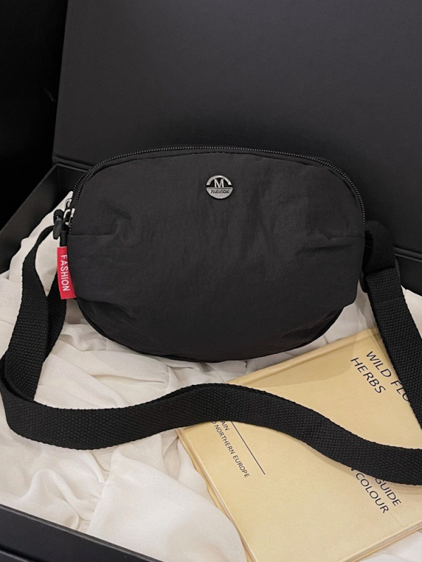 Najlon torbica za crossbody, street-fashion stil, dumpling oblik, zatvaranje na zip, džep za mobitel