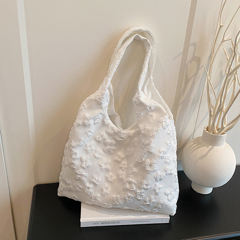 Tote táska virágos csipkével, textil anyag, vízszintes négyzet alakú, cipzár, poliészter bélés