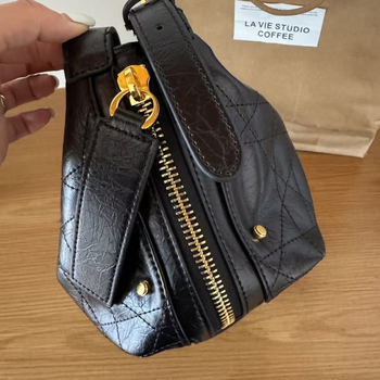 Чанта за рамо от естествена кожа с форма на кнедла, ципово закопчаване и вътрешни джобове, единична презрамка