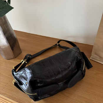 Чанта за рамо от естествена кожа с форма на кнедла, ципово закопчаване и вътрешни джобове, единична презрамка