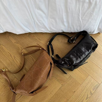 Чанта за рамо от естествена кожа с форма на кнедла, ципово закопчаване и вътрешни джобове, единична презрамка