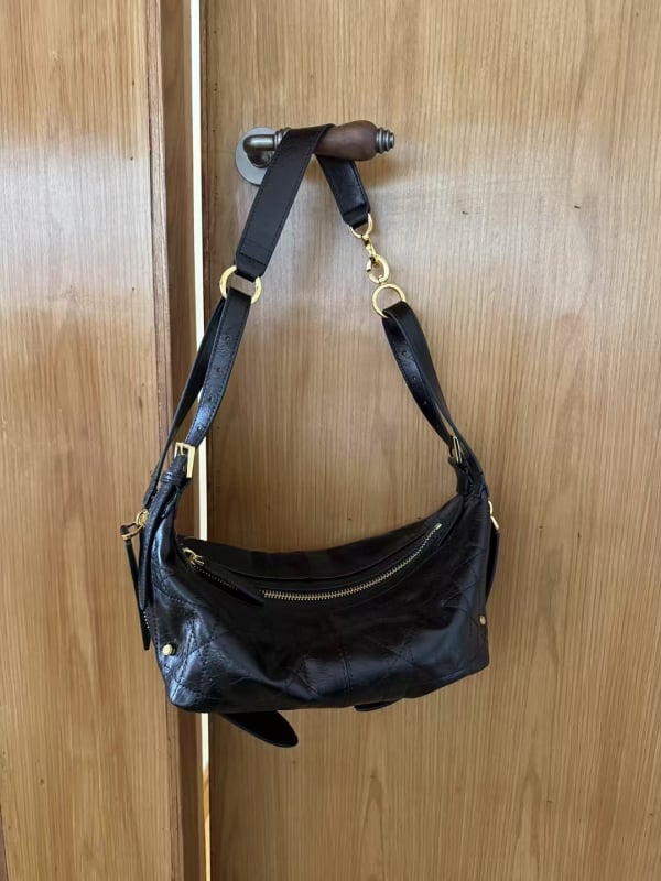 Чанта за рамо от естествена кожа с форма на кнедла, ципово закопчаване и вътрешни джобове, единична презрамка