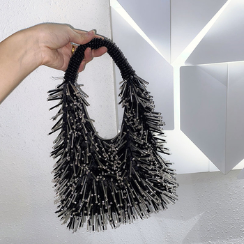Bucket torba s perlicama i metalnim detaljima; stil: zrela žena; materijal: PVC; unutarnja podstava: poliester; zatvaranje: magnetska kopča