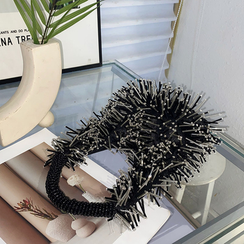Bucket torba s perlicama i metalnim detaljima; stil: zrela žena; materijal: PVC; unutarnja podstava: poliester; zatvaranje: magnetska kopča