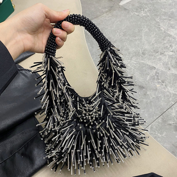 Bucket torba s perlicama i metalnim detaljima; stil: zrela žena; materijal: PVC; unutarnja podstava: poliester; zatvaranje: magnetska kopča