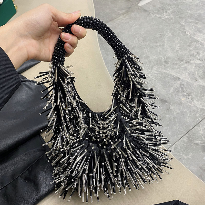 Bucket torba s perlicama i metalnim detaljima; stil: zrela žena; materijal: PVC; unutarnja podstava: poliester; zatvaranje: magnetska kopča