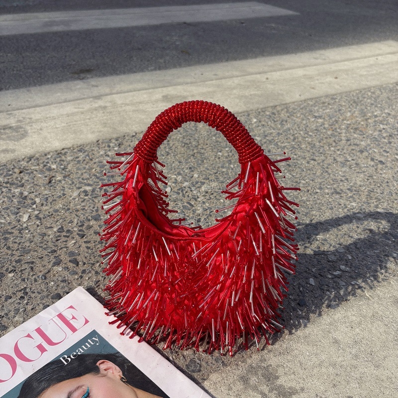 Bucket torba s perlicama i metalnim detaljima; stil: zrela žena; materijal: PVC; unutarnja podstava: poliester; zatvaranje: magnetska kopča