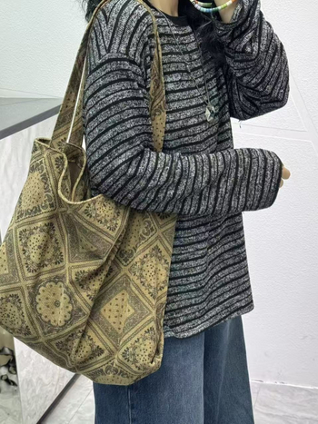 Torba preko ramena s vertikalnim kvadratnim oblikom, poliester, magnetska kopča, unutarnja džep s patentom i džep za telefon, dvije naramenice